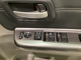 パワーウインドウは運転席でドア4枚とも上下の操作ができるようになっています。子供さんが勝手に操作できないようにロックすることも可能です。