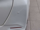 コーナーセンサーを車の前後に装備。障害物までの距離に応じて警告音を変えてお知らせ。縦列駐車時や駐車場・車庫などでの取り回しをサポートします。詳細は販売店スタッフまでおたずねください。