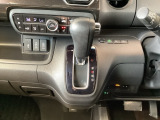 運転席周辺のスマートなレイアウトが、操作のしやすさを実現。快適なドライブをサポートします。スマートフォンなどの充電に便利なUSBジャック。運転席からも助手席からも使いやすいです。