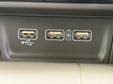 前席の方向けにUSBポートが充電用2か所、ナビ接続用1か所ございます☆