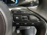 ステアリングには運転中でも簡単に操作できる各種スイッチついてます