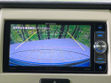 【バックカメラ】駐車時に後方がリアルタイム映像で確認できます。大型商業施設や立体駐車場での駐車時や、夜間のバック時に大活躍!運転スキルに関わらず、今や必須となった装備のひとつです!