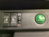 リアドアは乗り降りに便利な両側電動スライドドアです。また運転席に座っていながらスイッチ操作で自在にスライドドアを開け閉めできます。燃費に役立つECONボタンもここです。