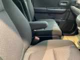 アームレストは、運転中の腕をしっかりと支えることで、疲労を大きく軽減してくれます。
