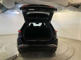後ろが狭くてもサッと積める。途中で止められる安心のバックドア。後ろの駐車スペースが狭い時に重宝しますよ♪
