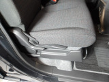 運転席にはドライバーの体型や好みに応じて前後方向だけでなく、高さの調整ができるシートリフターを装備!