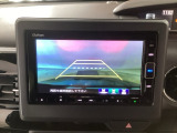 【バックカメラ】運転が苦手な方も車庫入れラクラクです!ギアをリバースに入れれば自動的に切り換わりますので、面倒な操作は不要です♪狭い駐車場もお車を傷つけず安心ですね!