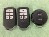 スマートキー付きですからドアロックの開閉およびエンジンスタートが楽々です。電動スライドドアの開け閉めもボタンで操作できます。加えて、純正リモコンエンジンスターター用の操作キーもついています。