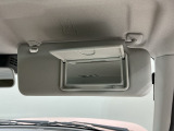 バニティーミラーが付いています。女性にうれしい装備ですね!