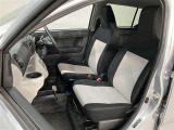 助手席側から見た車内の画像です。使い勝手の良い装備が整う上質な空間が広がっています。シートも快適で乗る人に安心感を与えます。