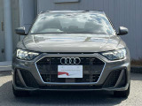 シングルフレームグリルはAudiの象徴的なデザイン要素であり、一目でAudiとわかるスタイル、大きくて迫力のある形状が車のスポーティな印象を強調しており、魅力的なデザインとなっています。