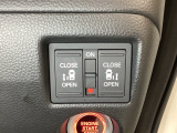 リアドアは乗り降りに便利な両側電動スライドドアです。また運転席に座っていながらスイッチ操作で自在にスライドドアを開け閉めできます。