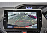 バックガイドモニター付き。車両後方の映像をナビ画面に表示し、駐車などの後退操作をサポートします。