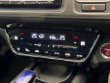 【左右独立型フルオートエアコン】運転席と助手席でそれぞれお好みの温度に設定可能。同乗者にも配慮した、快適な空調をお届け致します。