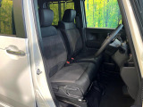 運転席まわりには十分なスペースがあり、大柄な方でもゆったり運転していただける環境です。