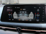 運転席と助手席に加え、後部座席にもシートヒーターを装備しています。さらにステアリングヒーター付きです♪冬場は必需品です!
