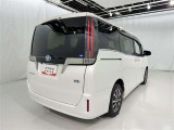 広々とした車内空間に優れた燃費性能。更にデザインも上質で人気のお車です!