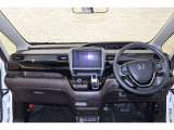 操作性に優れた運転席となります!小物入れや各ボタンの配置にこだわり、使いやすいです!座り心地もよく視認性も良好なのでロングドライブもお任せ下さい!