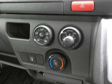 調整が容易なマニュアルエアコンです。夏は快適に、冬も車内の曇りを取ってくれるので安全です♪