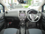 広いフロントガラスで視界良好の運転席。