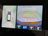 パノラミックビューモニターシステムが付いているので車の上から見た映像が確認できますよ。 一目で車両周辺の情報を確認できますが、直接安全をご確認下さい。