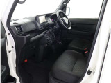 シックな色使いの運転席周りですね。すっきりとしたデザインで上品な色使いです。居心地の良い運転席長く座ってられるリラックスできるデザインがいいですね。