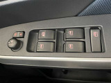 パワーウィンドウスイッチで運転席から全席の窓の開閉ができます♪
