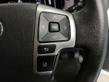 ステアリングには運転中でも簡単に操作できる各種スイッチついてます