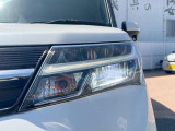 【LEDヘッドライト】悪天候や夜間走行時も良好な視界を確保し安心して運転できる高輝度LEDヘッドライトを装備!点灯速度が早く、消費電力も抑えられています。