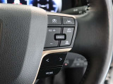 アダプティブクルーズコントロール機能付きです。走行中に先行車の様子を検知しながら、設定した車速の範囲内で先行車との距離のキープを支援します。詳細は販売店スタッフまでおたずねください。