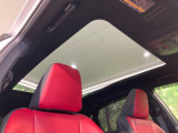 【パノラマルーフ】大型のガラスルーフ搭載で車内の解放感が一気にアップ!開放的なドライブをお楽しみいただけます。