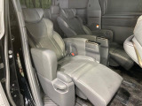 【オットマン付セカンドシート】足を延ばしてリラックスしたいときに便利なオットマン!ロングドライブや仮眠の際にもゆったり快適にお過ごしいただけます♪