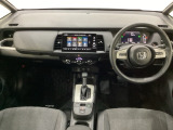 車内は光触媒抗菌消臭施工済です。スタイリッシュなデザインでスポーティなインパネ周りを演出します。グローブボックスやカップホルダーのほかにトレーなどたくさんの収納スペースが付いています。