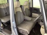 女性でも運転がしやすいように、シートの高さ調整機能(シートリフター)がついています。運転席と助手席の間が空いている為、助手席側への移動がスムーズです。交通量の多い道でも助手席側から乗り降りができます。