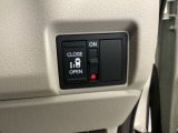 助手席側パワースライドドアです。リモコンや運転席のスイッチ操作で楽々自動開閉。