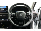 運転中もハンドルでの操作が可能です。特に高速道路等の目が離せない運転時には、便利さだけでなく、安全性も兼ね備えております。