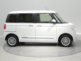 【便利なスライドドア】両側に電動スライドドアを備えています。狭い駐車場でも隣を気にせず乗り降りでき、利便性が高いです。