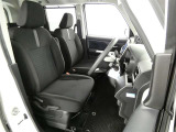 【内装クリーニング】室内は、トヨタの自動車クリーニング&ldquo;まるまるクリン&rdquo;を施工済です!シートはもちろん床面も、すっきりキレイ♪自信の仕上がりを、ぜひご覧下さい!!