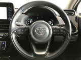 ステアリングスイッチでハンドルから手を離さなくても、音量やチャンネルなどの調整ができて安全です。