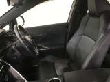 高いホールド性で運転姿勢が安定します。長距離ドライブでも疲れにくいのが魅力です。快適なドライビングライフをお送りください♪