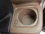 カップホルダーは運転席や助手席からちょうど手の届く位置です!!