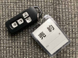 【キーレス】平日の買い物も休日のレジャーも、これ一つで驚くほど身軽に。バッグに忍ばせておくだけで、いつでもスムーズに愛車へアクセスできる、現代のドライブに欠かせない相棒です。