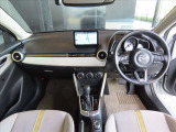 MAZDA2ならではの上質なコクピットです。人間工学に基づいた設計で視認性や長時間の運転にも対応できる設計になっています!