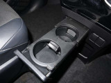 スライド式【カップホルダー】です。使う時だけ引き出し使うので普段は飛び出しも無くすっきり!!