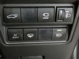 オートマチックハイビーム装備です。先行車や対向車のライトを認識し、ハイビームとロービームを自動で切り替える機能です。夜道の視界を確保します。詳細は販売店スタッフまでおたずねください。