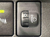 対向車や先行車への配慮が可能。積載物の状況に応じてヘッドライトの照射角度を手動調整できるスイッチ。