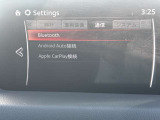 お手元のスマートフォンと接続して頂く事で使用可能な「Apple CarPlay/Android Auto」電話の応答は勿論、メッセージの受信やLINE、音楽接続からナビアプリの使用まで幅広く活躍致します。