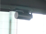 この車にはリアにもドライブレコーダーを装備しております◆映像・音声などを記録する自動車用の装置です。 もしもの事故の際の記録はもちろん、旅行の際の思い出としてドライブの映像を楽しむことができます。
