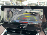 車を上からの見下ろした視点で駐車をサポートするパノラマモニターを搭載。運転席から確認しにくい車両周囲の状況を確認できます。