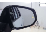 車線変更時ドアミラーで確認しにくい後方の死角領域に接近してくる車両を検知して後方確認をアシストしてくれます。